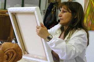 Tania Anile mentre dipinge un quadro